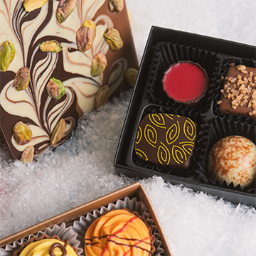 zestaw pralin i czekolady w jutowym worku