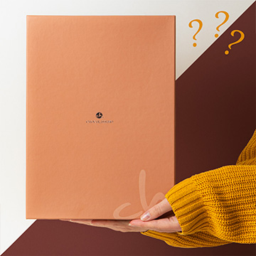 czekoladowy mysterybox na Święta trzymany w dłoni