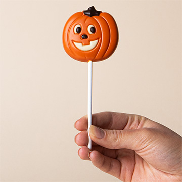 Ozdobny lizak z czekolady na Halloween w kształcie dyni