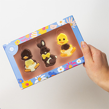 zestaw wielkanocnych figurek z belgijskiej czekolady w postaci zajączk&oacute;w i kurczak&oacute;w prezentowany na dłoni