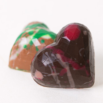 Pralinki w kształcie serca o smaku pistacjowym i malinowym