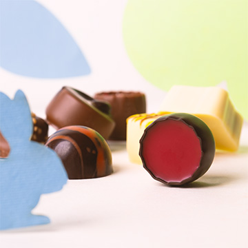 pralinki z belgijskiej czekolady w wielkanocnej aranżacji