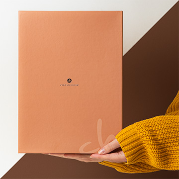 czekoladowy zestaw prezentowy dla par prezentowany w dłoniach