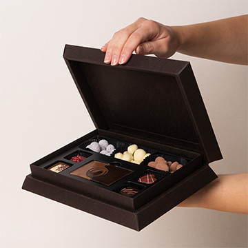 zestaw czekoladowych słodkości w belgijskiej czekoladzie prezentowany w dłoniach