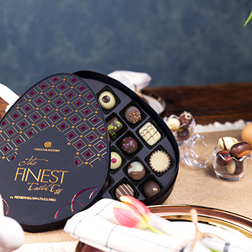 wielkanocny zestaw czekoladowych pralinek w ozdobnej aranżacji wielkanocnej