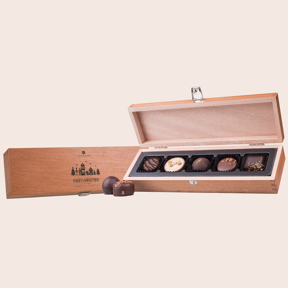 Czekoladki ChocoCase w drewnianej szkatułce jako świąteczny upominek dla klientów