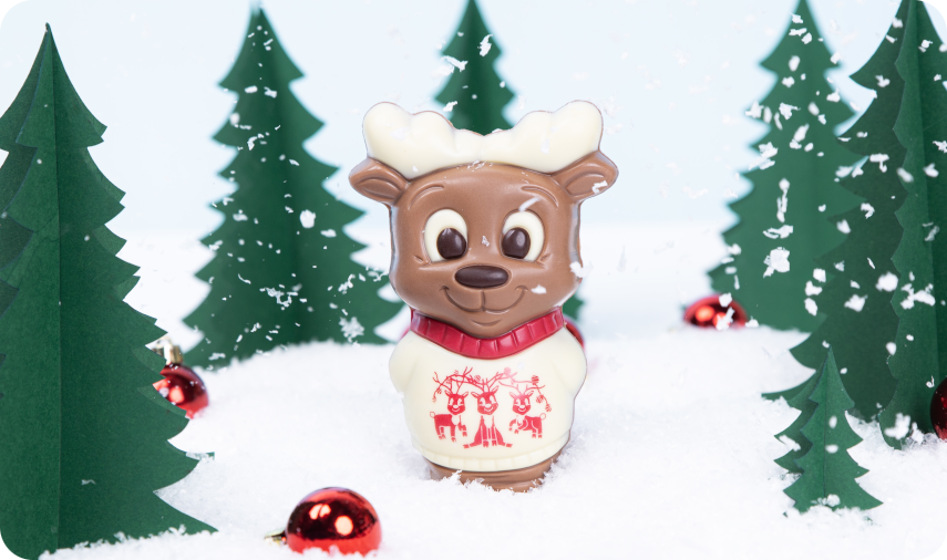 czekoladowy renifer na Mikołajki na tle śniegu