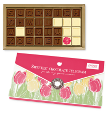 Słodka czekoladowa wiadomość w kopercie z tulipanami