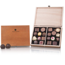 belgijskie czekoladki w szkatułce drewnianej