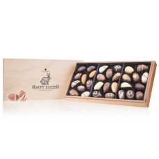 Świąteczne czekoladowe kolorowe pisanki wŚwiąteczne czekoladowe pisanki wielkanocne w drewnianej skrzyneczce ielkanocne w drewnianej skrzyneczce 