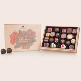 Skrzyneczka z kwiatami z pralinkami dla Niej, Bloom Handmade Chocolates