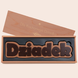 Napis Dziadek w drewnianej skrzynce