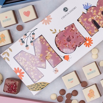 personalizowane czekoladki jako dekoracja na baby shower
