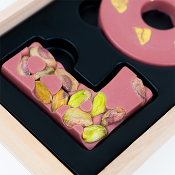 Pistacje w literce l w napisie love z czekolady ruby