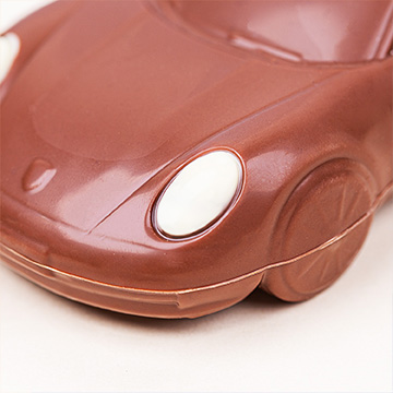 Zblizenie na szczegoly w czekoladowym porsche carrera 911 z czekolady