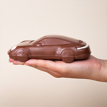 prezentacja na dloni porsche carrera z czekolady