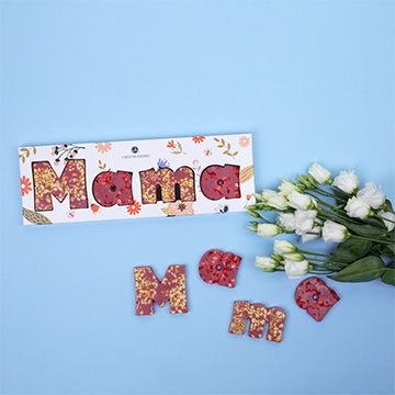 Czekoladowy napis Mama wykonany z belgijskiej czekolady ruby