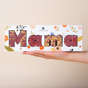 Czekoladowy napis Mama wykonany z belgijskiej czekolady ruby prezentowanej w dloniach