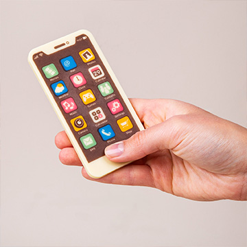 Prezentowany w dloni czekoladowy smartphone