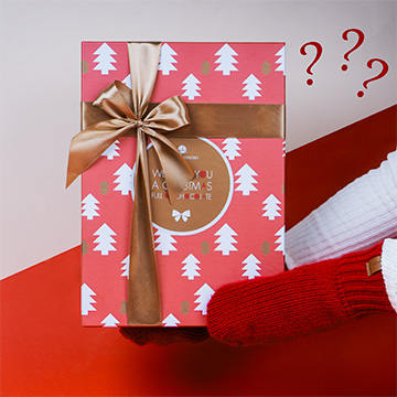 czekoladowy mysterybox prezentowany w dloniach