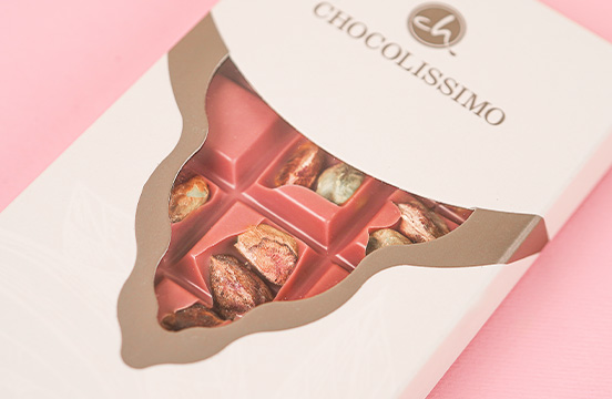 Okienko z widocznymi pistacjami w rozowej czekoladzie ruby