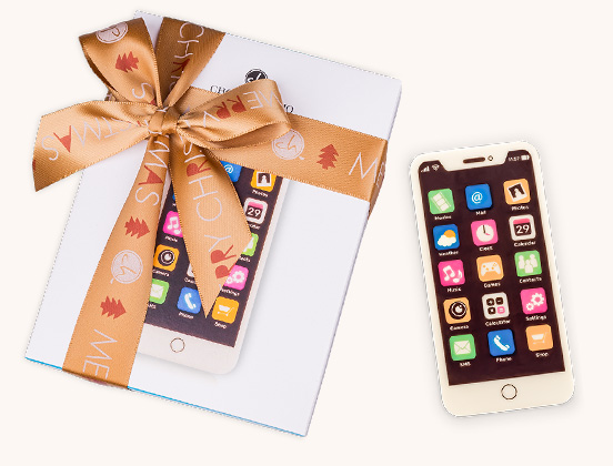 Unikalne cechy czekoladowego smartphonu przewiazanego swiateczna wstazka