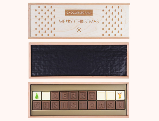 Unikalne cechy czekoladowego napisu w szkatulce merry christmas